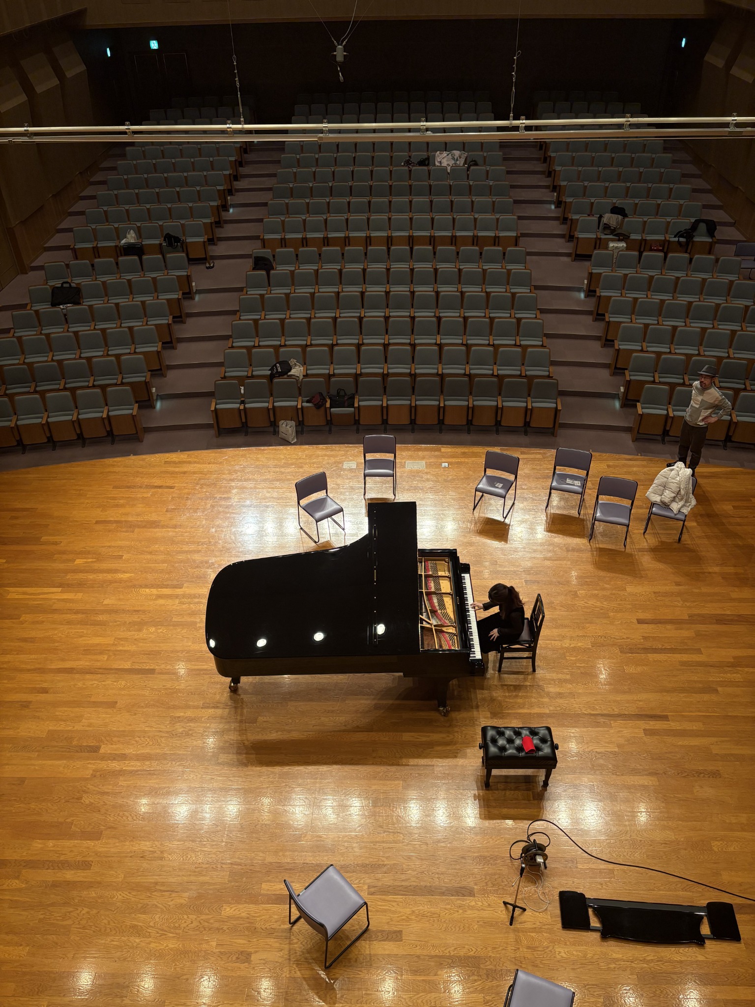 開演前のホールで